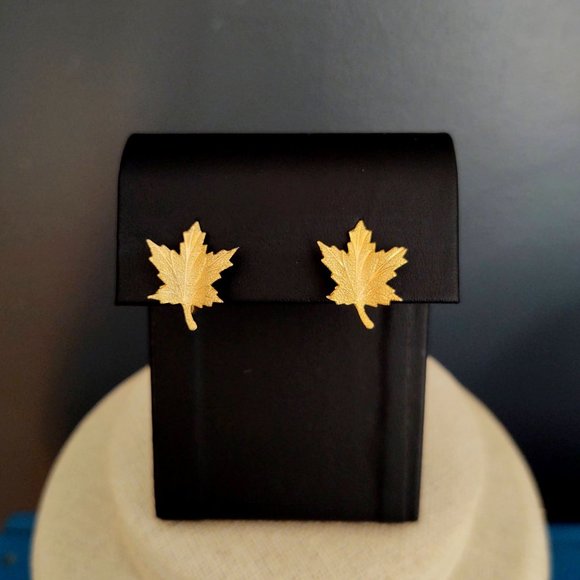 Clip on gold textured leaf earrings - Picture 2 of 6